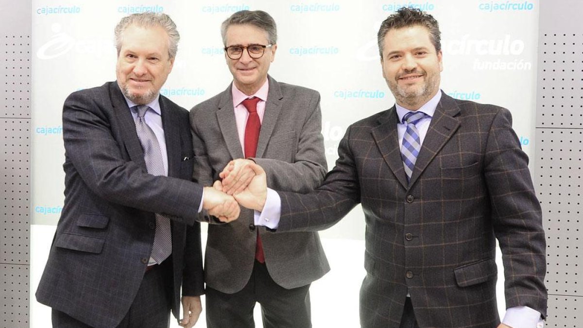 Salvador, Villaverde y De Domingo unen sus manos tras la firma del convenio.-ISRAEL L. MURILLO