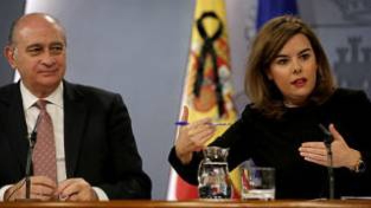 Fernández Díaz y Sáenz de Santamaríadurante la rueda de prensa posterior al Consejo de Ministros de este viernes.-Foto: EFE