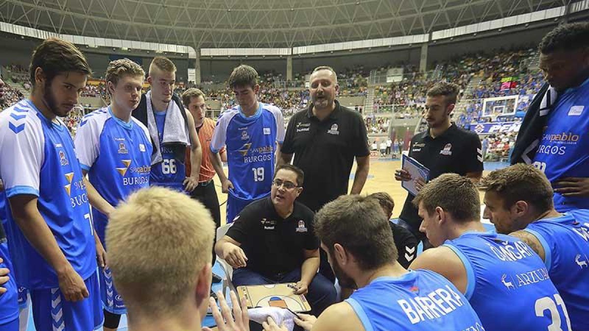 Diego Epifanio ‘Epi’ da instrucciones a sus jugadores durante un tiempo muerto-Raúl G. Ochoa