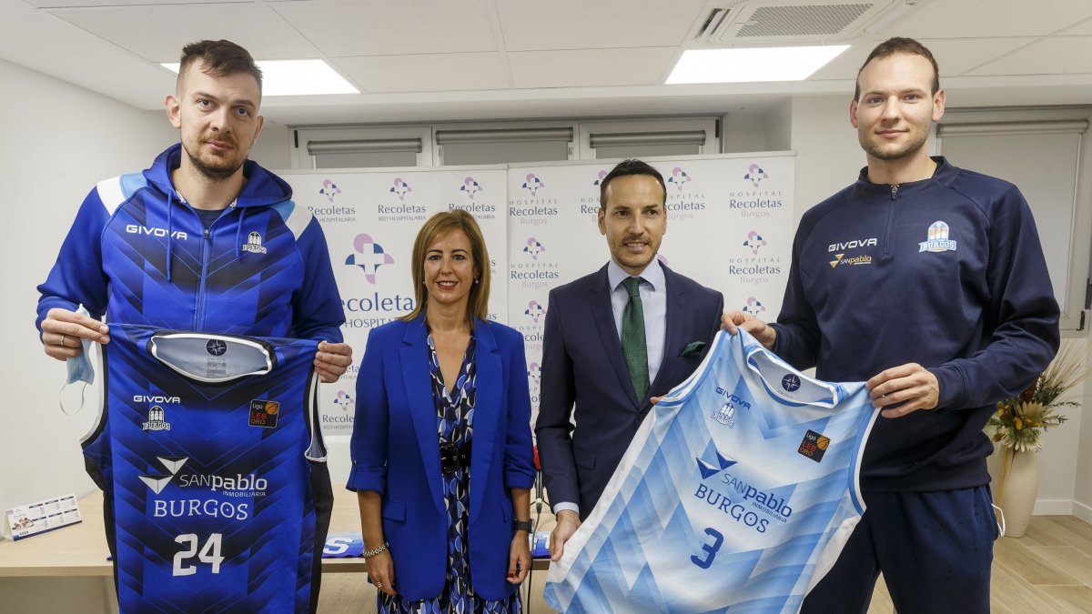 Mahalbasic (24) y (3) Kacinas posan junto a Félix Sancho y Pilar Gómez, directora del Hospital Recoletas Burgos.