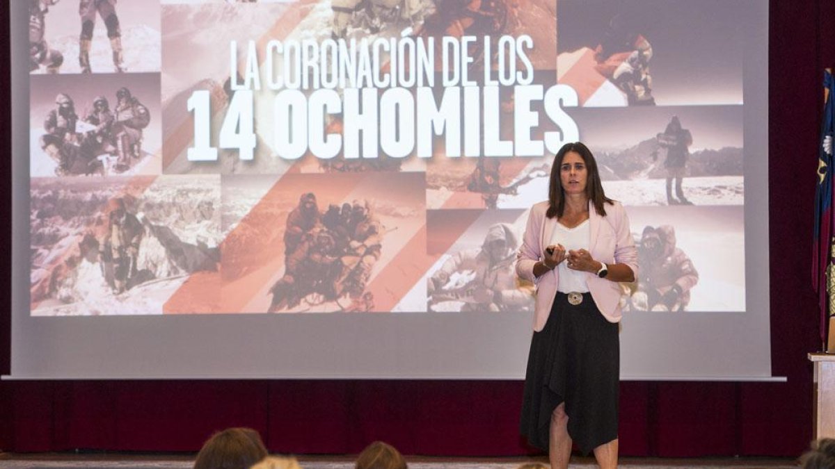 Edurne Pasaban, durante su intervención.-ISRAEL L. MURILLO