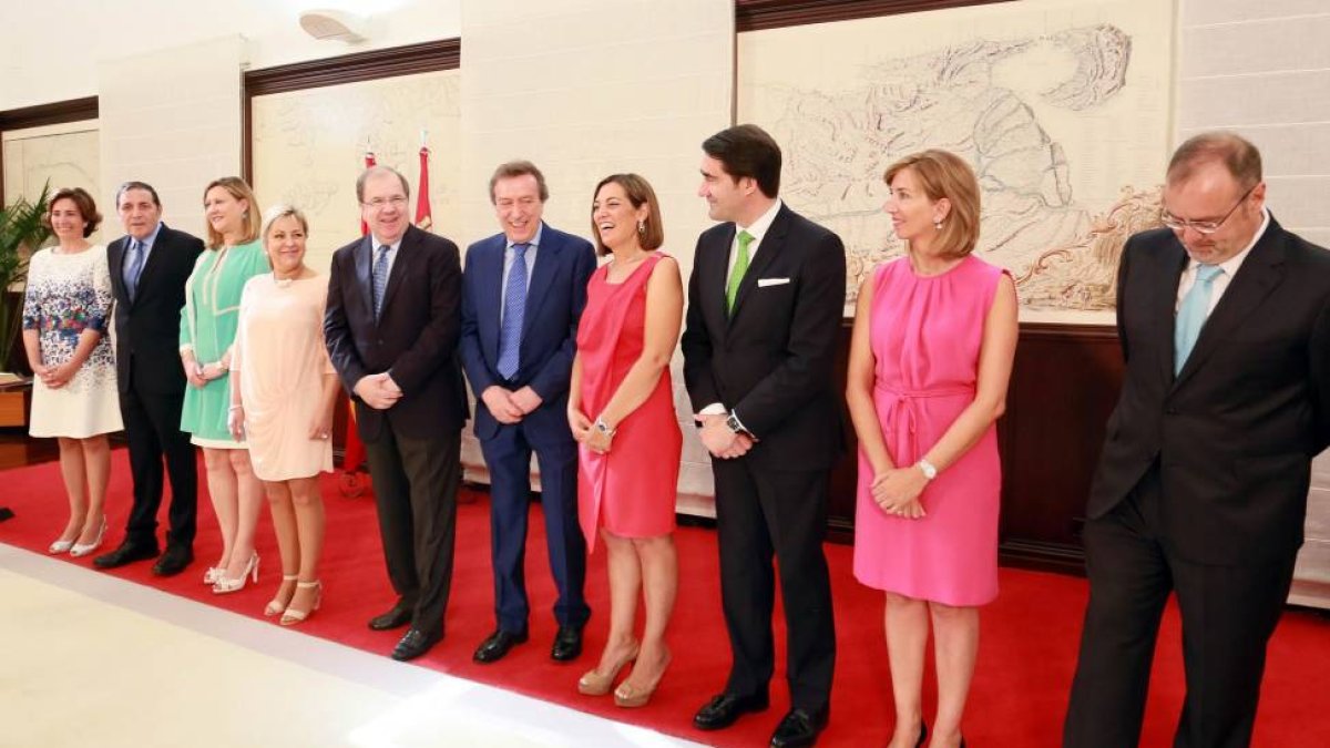 Foto de familia del equipo de Gobierno tras el acto de toma de posesión de los consejeros-Ical