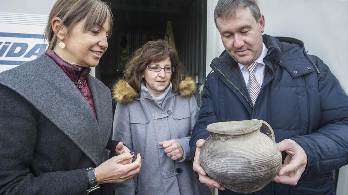 La concejal Carolina Blasco, Fabiola Monzón y Javier Lacalle, con uno de los restos hallados en las excavaciones.-ISRAEL L. MURILLO