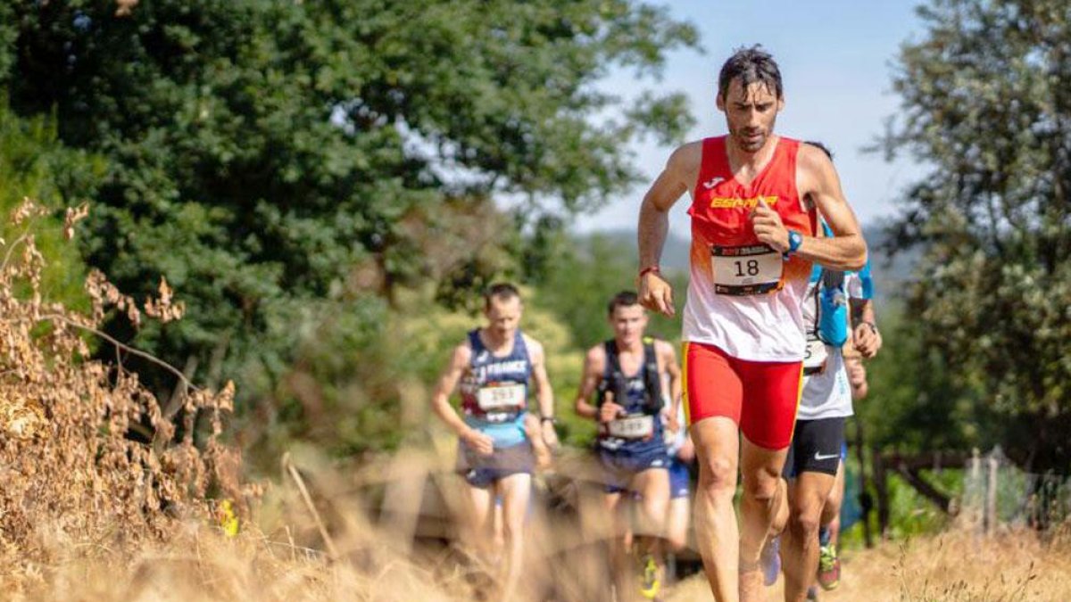 Luis Alberto Hernando en pleno esfuerzo en el primer tramo del Mundial de Ultra Trail.-RFEA
