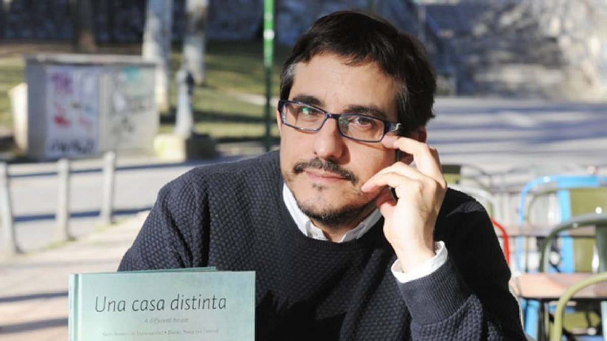 Goyo Rodríguez sujeta su último volumen, que ya está en las librerías.-Israel L. Murillo