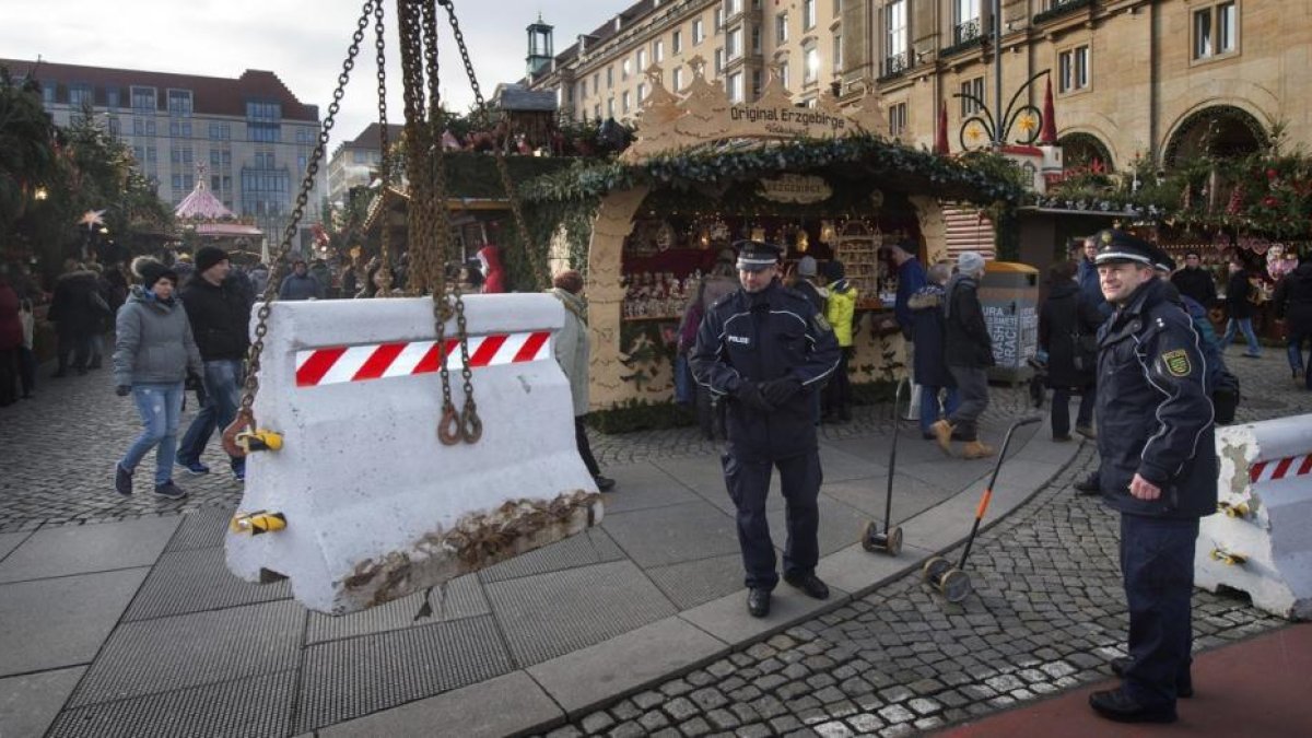 Barreras de hormigón para proteger un mercadillo navideño en Dresde.-EFE / ARNO BURGI