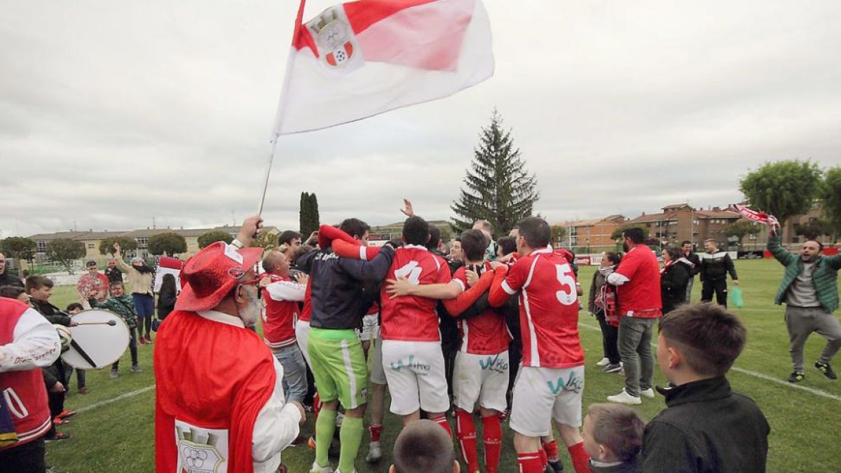 Jugadores y aficionados del Briviesca festejan el ascenso conseguido con su victoria ante la UBU-Gerardo González