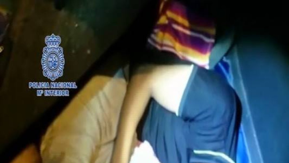 Imagen difundida por la policía del inmigrante oculto en el hueco de una rueda de recambio.-POLICÍA NACIONAL