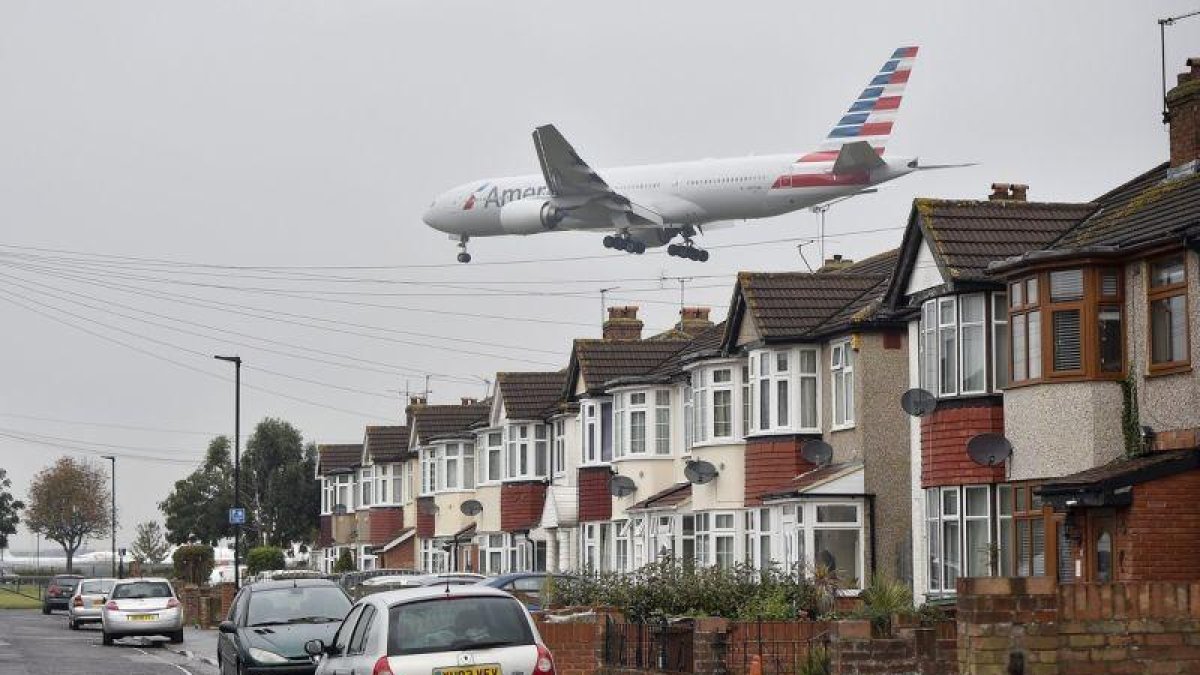 Viviendas junto al aeropuerto de Heathrow.-HANNAH MCKAY (EFE)