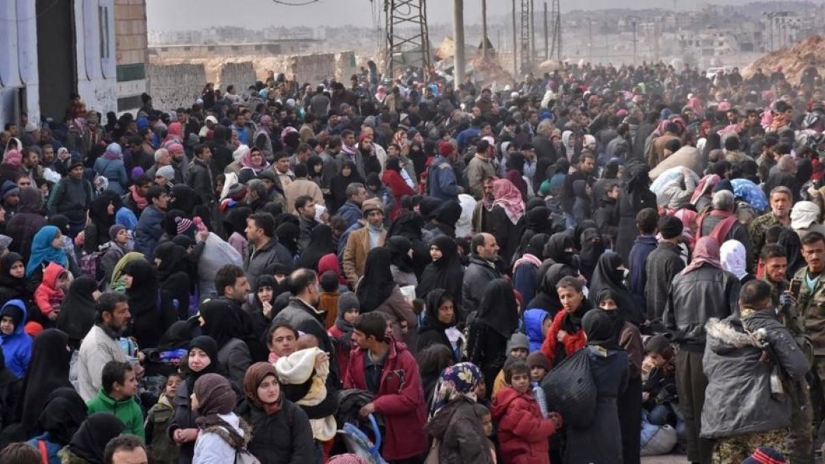 Miles de habitantes huyen de Alepo.-GEORGE OURFALIAN / AFP
