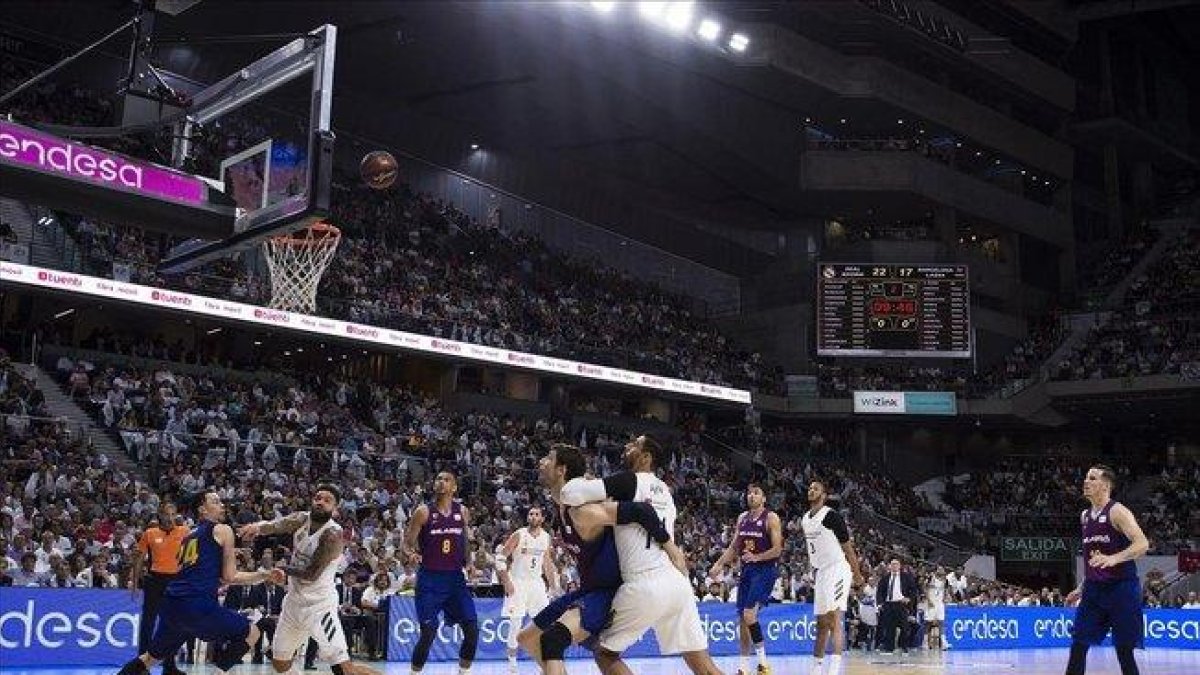 El azulgrana Kyle Kuric y el madridista Taylor en una accion del primer partido de la final de la pasada temporada.-LUCA PIERGIOVANNI (EFE)