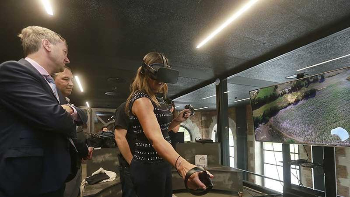 La edil de Industria e Innovación prueba las gafas de realidad virtual.-RAÚL G. OCHOA