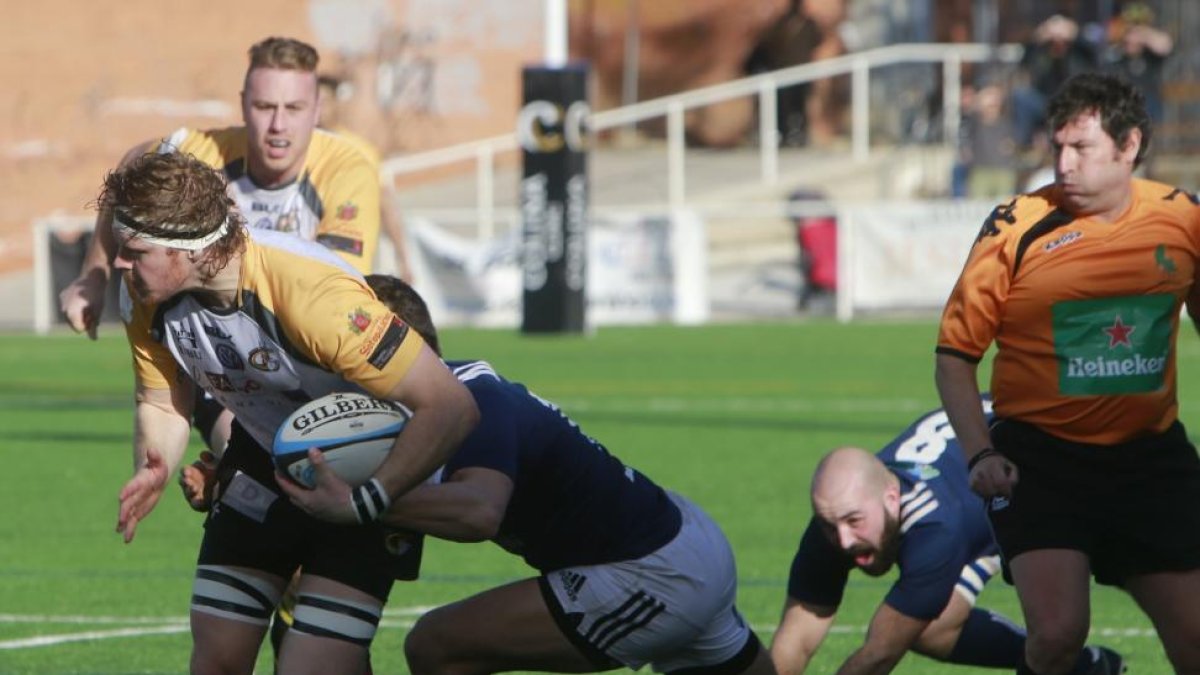 Snyman avanza con el oval en un duelo disputado en San Amaro.-RAÚL G. OCHOA