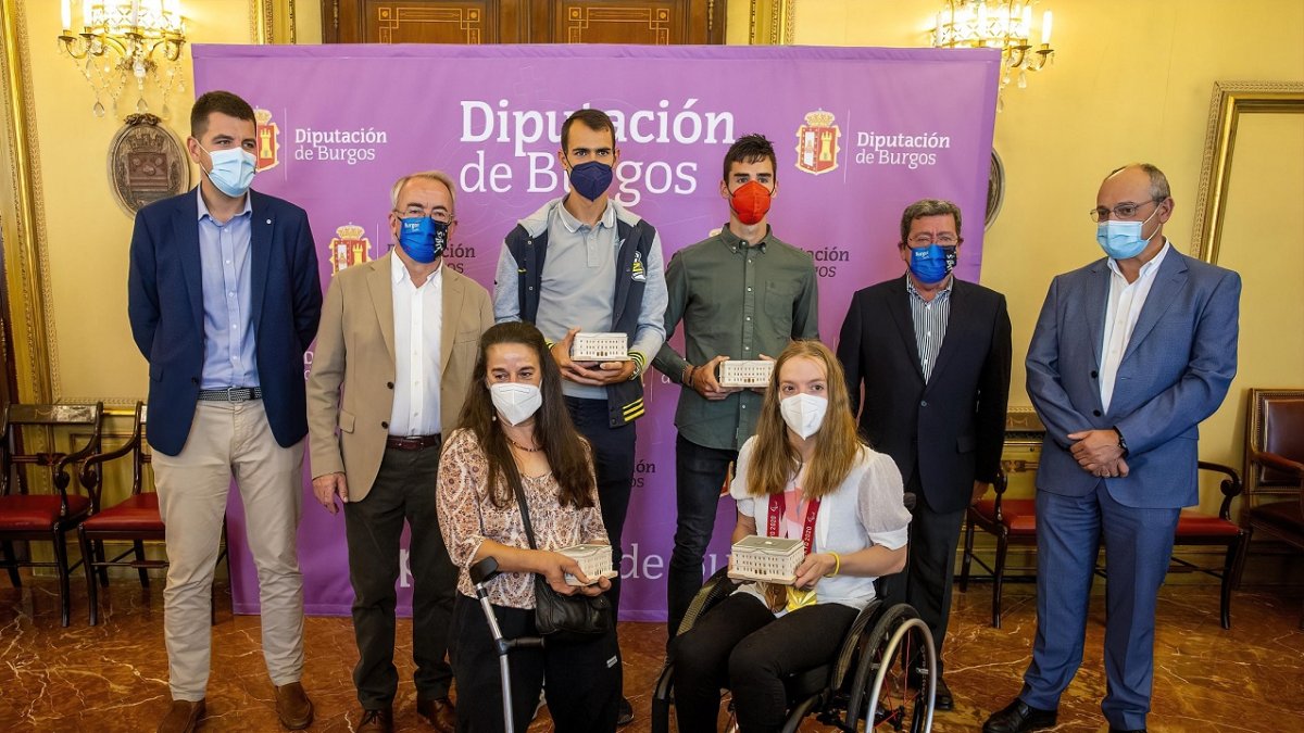 Los cuatro deportistas olímpicos posan con los representantes políticos tras la recepción de Diputación. SANTI OTERO