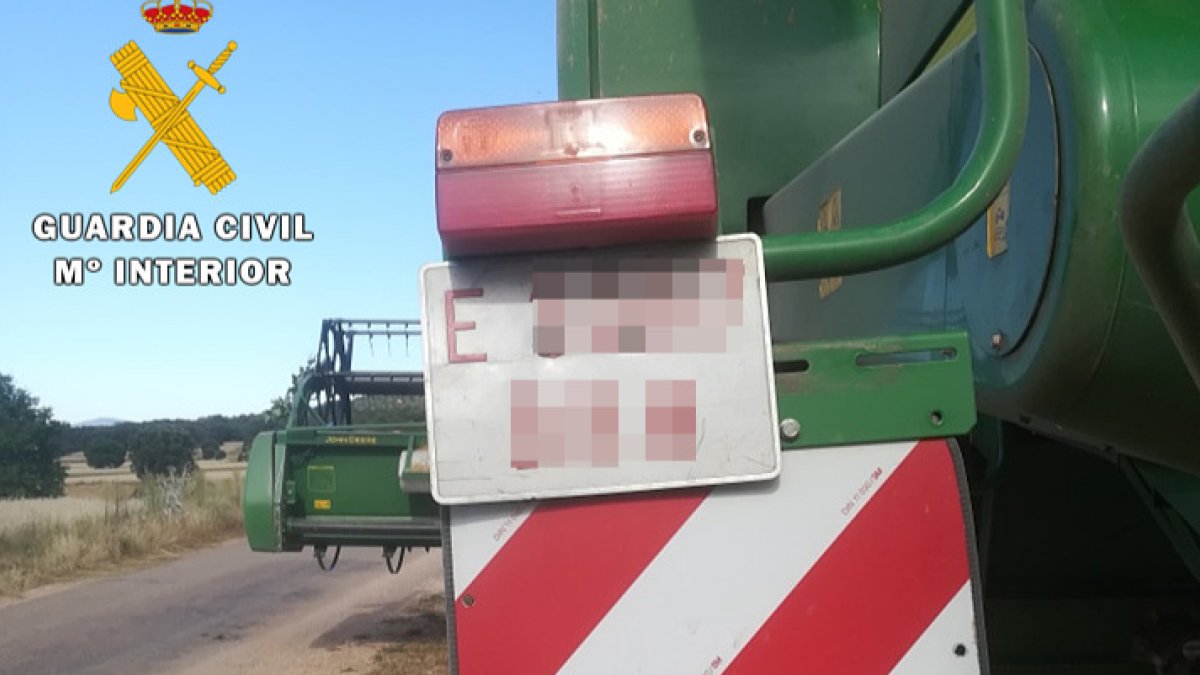 El investigado colocó la placa de otra cosechadora de su propiedad. GUARDIA CIVIL.