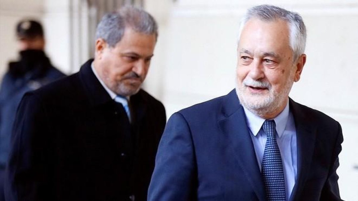 El expresidente de la Junta de Andalucia José Antonio Griñán, en la Audiencia de Sevilla, en diciembre del 2017.-EFE / JOSÉ MANUEL VIDAL