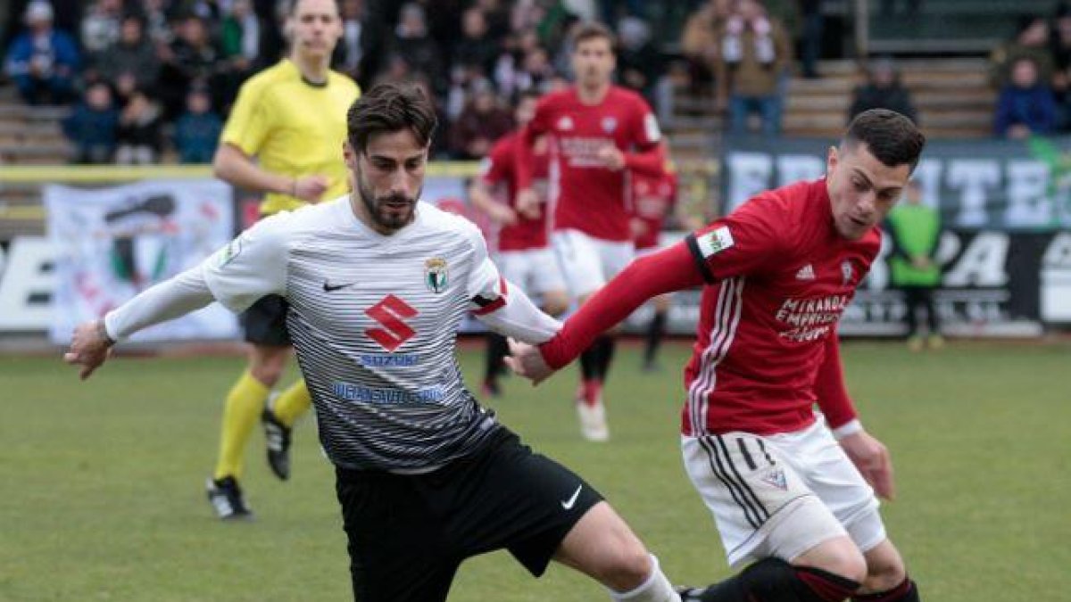 Andrés controla el balón ante la oposición del jugador del Mirandés Yanis.-SANTI OTERO
