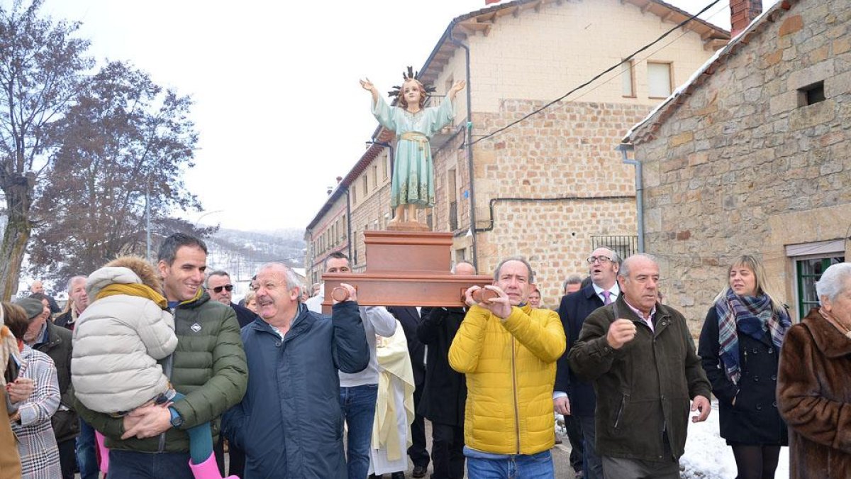Los lugareños no faltaron a su tradicional cita con el santo, al que pasearon en procesión como manda la tradición.-R. F.