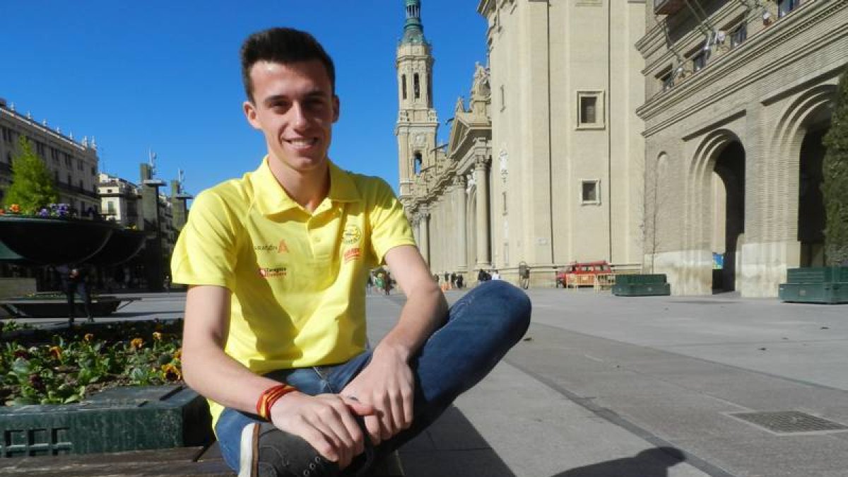 El fondista del Scorpio Carlos Mayo posa en la Plaza del Pilar.-- Foto: R. M.