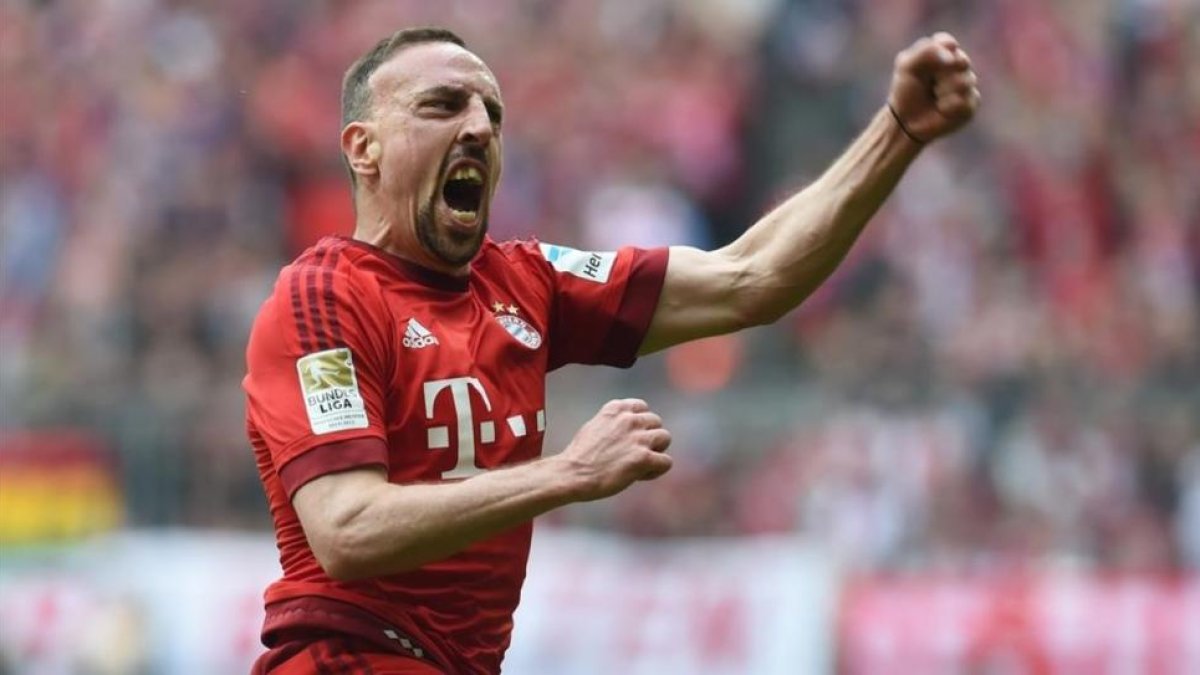 Ribéry celebra con rabia el gran gol ante el Eintracht de Fráncfort.-AFP / CHRISTOF STACHE