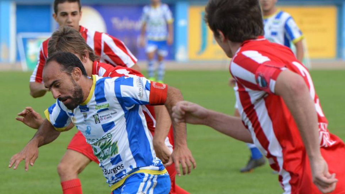 Adri avanza con el balón.-ALBERTO CALVO