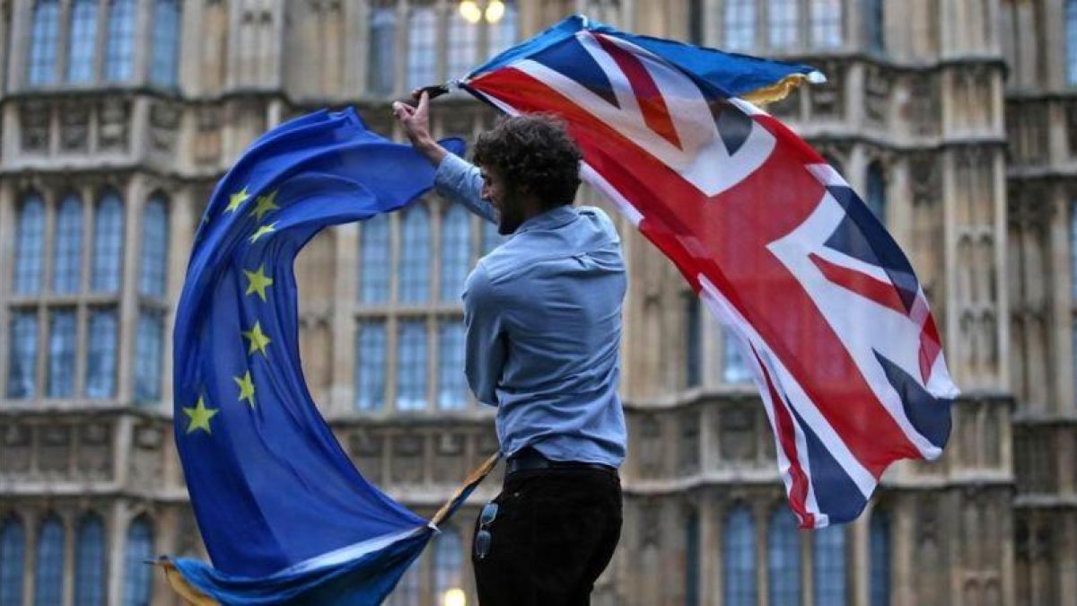 Un hombre con las banderas de la UE y el Reino Unido en una protesta contra el brexit en Londres.-AFP / JUSTIN TALLIS