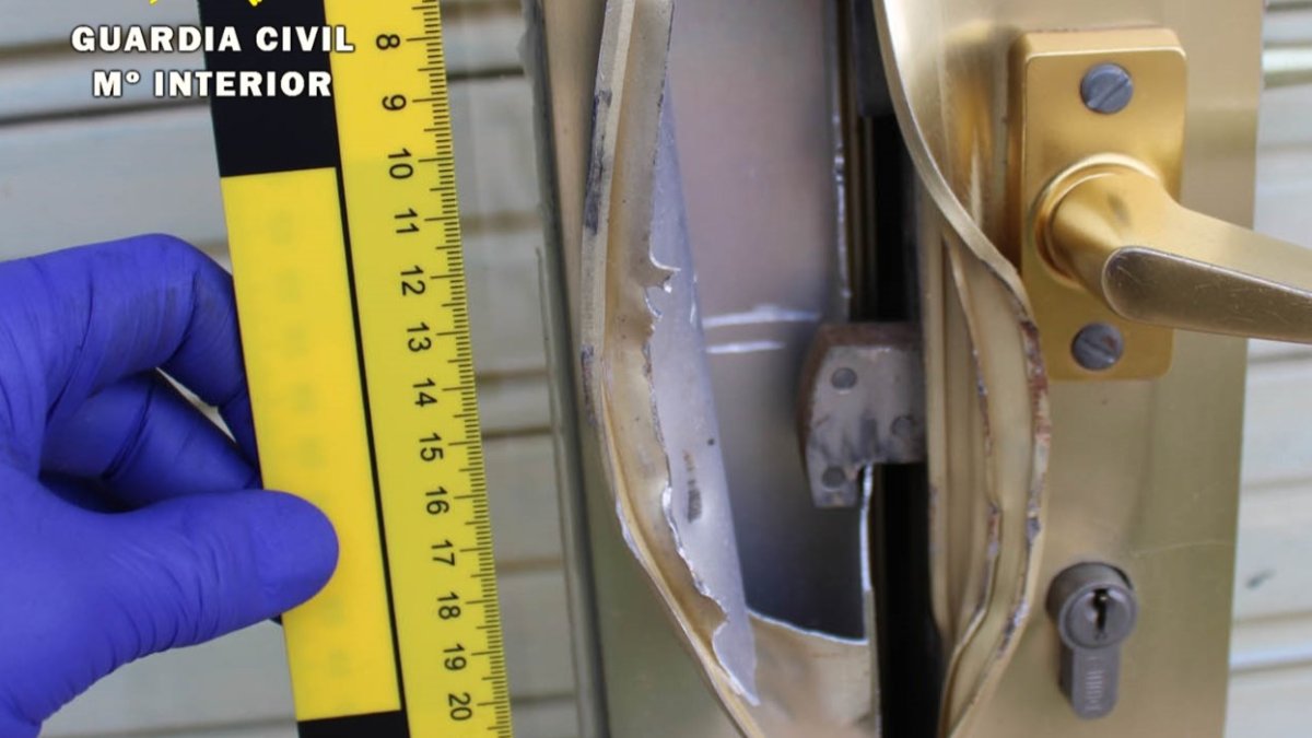 Imagen de una cerradura forzada. GUARDIA CIVIL