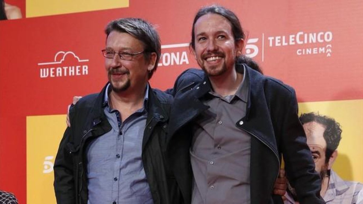 El secretario general de Podemos, Pablo Iglesias, y el candidato de En Comú Podem, Xavier Domènech, en el estreno de 'Ocho apellidos catalanes'.-EFE / JUAN CARLOS HIDALGO