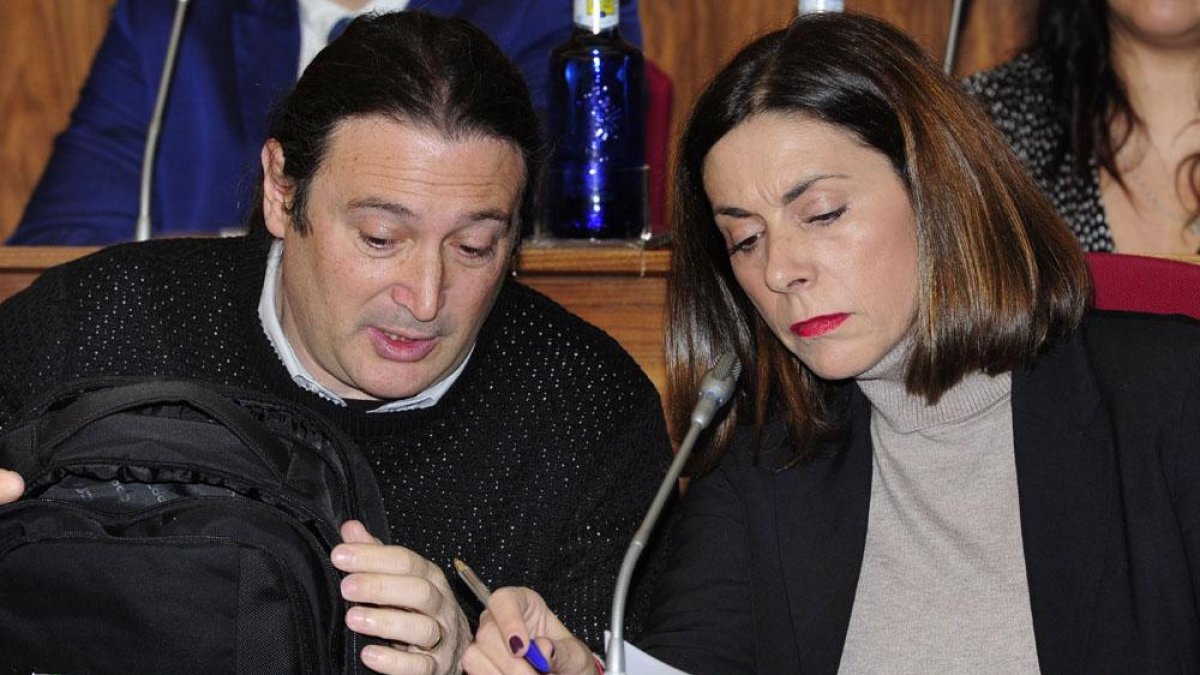 Israel Hernando y Margarita Arroyo, concejales de Podemos, durante el último pleno municipal.-ISRAEL L. MURILLO