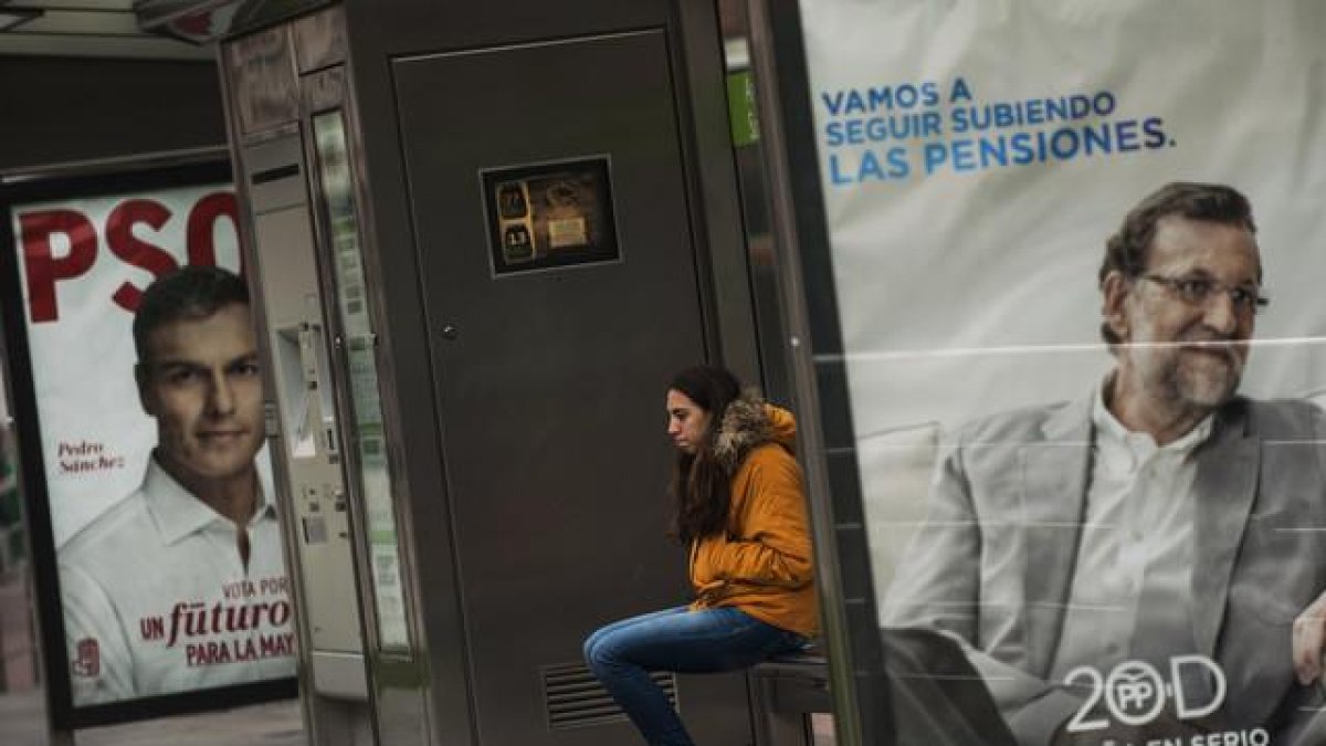 Carteles electorales de Pedro Sánchez y Mariano Rajoy de la campaña del 20-D.-Alvaro Barrientos / AP