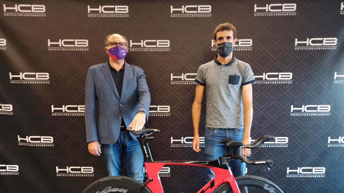 Julio Andrés Izquierdo junto al nuevo fichaje, Ander Okamika. BURGOS BH