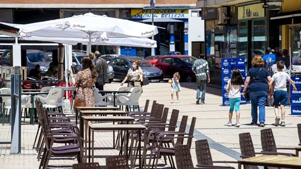 Terrazas en el barrio de Gamonal. SANTI OTERO