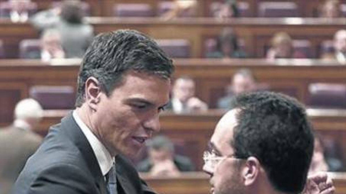 Pedro Sánchez felicita al portavoz Antonio Hernando, ayer, tras una intervención en el Congreso.-JUAN MANUEL PRATS