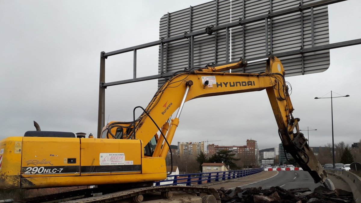 Una máquina levanta la calzada del viaducto de la BU-11. @mitmagob