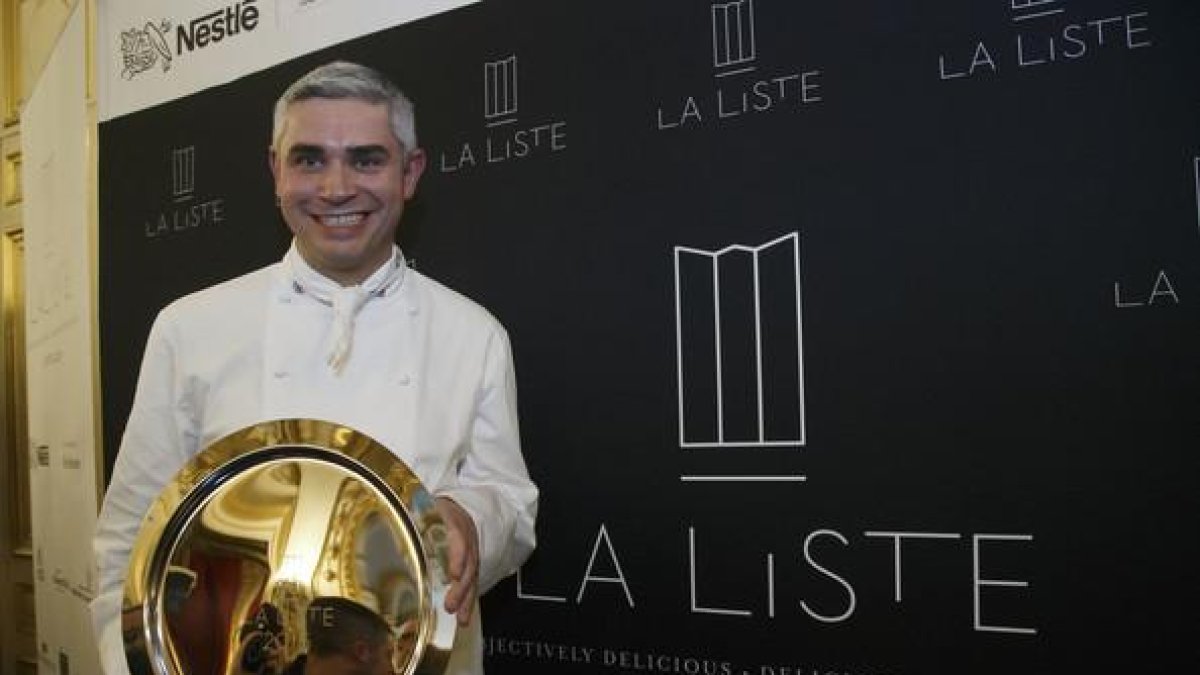 El chef Benoît Violier, el pasado diciembre, con el premio al mejor restaurante del mundo concedido por 'La Liste'.-AP / MICHEL EULER