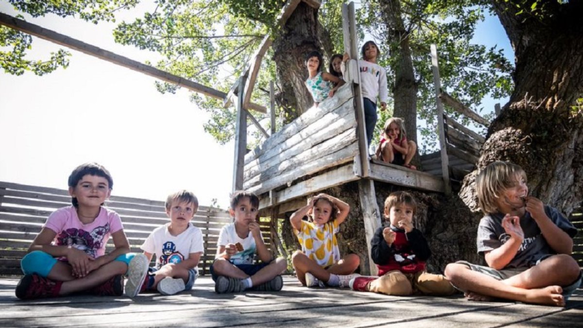 <p> Los niños y el colegio de Fuentelfresno se han convertido en el motor de esta localidad soriana. GONZALO MONTESEGURO </p>