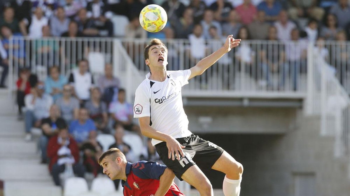 Aitor Córdoba disputa un balón aéreo en el encuentro ante el Osasuna B.-SANTI OTERO