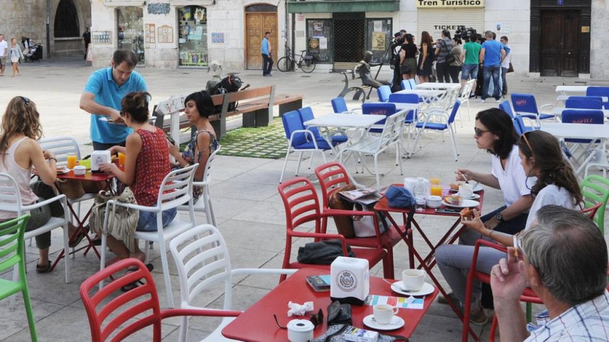 Imagen de una terraza en la plaza delRey San Fernando, junto a la Catedral.-ISRAEL L. MURILLO