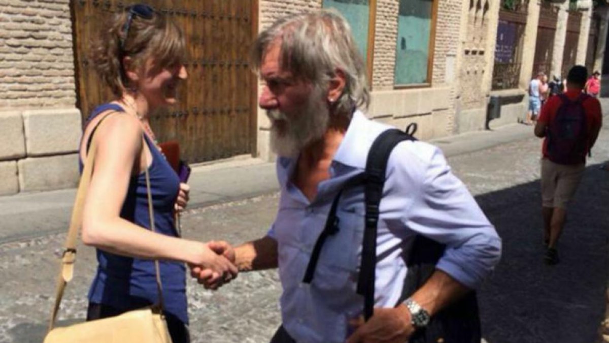 Harrison Ford-, en Toledo, saludado por una fan.-FACEBOOK