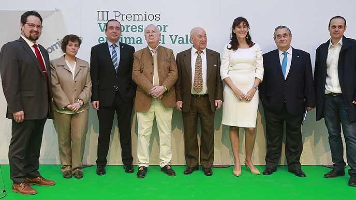 Los premiados y los responsables de Cajaviva y Fundación Caja Rural Burgos posan antes de la entrega de galardones.-RAÚL G. OCHOA