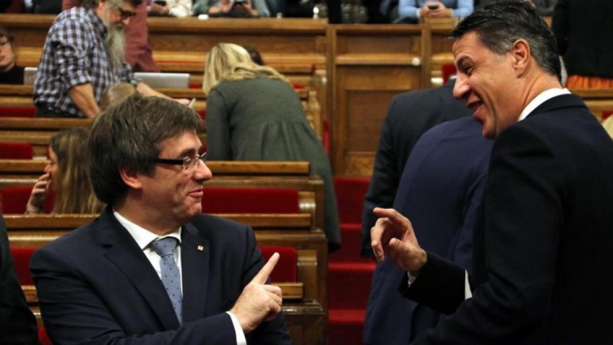 El presidente de la Generalitat, Carles Puigdemont, y el líder del PPC, Xavier García Albiol, el pasado noviembre, en el Parlament.-PERIODICO (ACN / MARÍA BELMEZ)