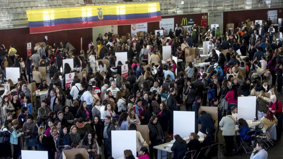 Cientos de ciudadanos ecuatorianos depositan su voto en las mesas instaladas en el complejo deportivo municipal Mar Bella de Barcelona.-QUIQUE GARCÍA / EFE