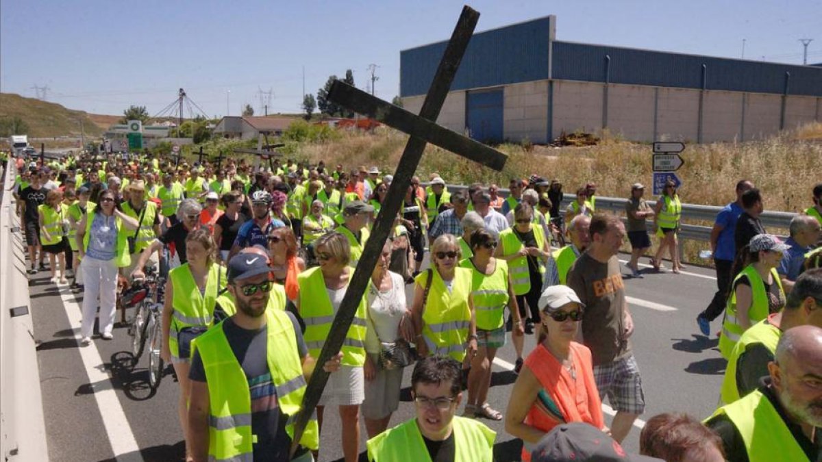 Los manifestantes portaron cruces negras en señal de duelo por los fallecimientos producidos en esta carretera nacional.-G. G.