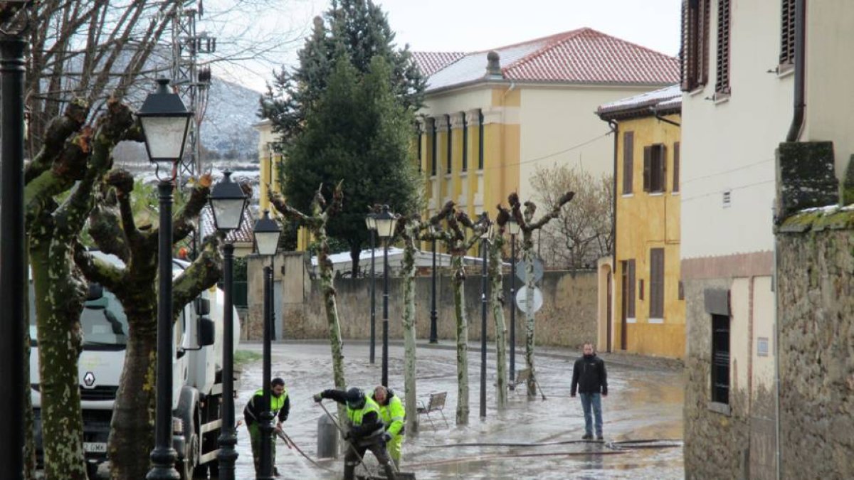Las brigadas municipales doblaron turnos para acometer la limpieza tras la riada.-E.M.
