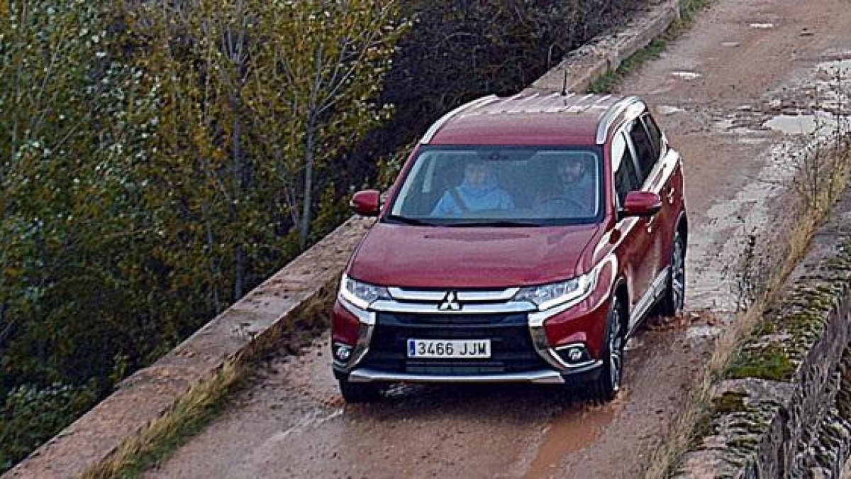 El restyling del nuevo Outlander evoca a sus predecesores pero cuenta con grandes cambios en su frontal que le da más personalidad.-HÉCTOR FUSTEL
