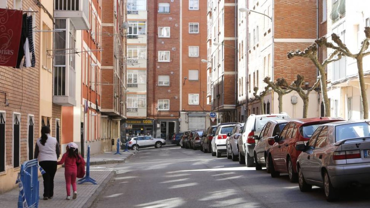 Las vallas con las que el Ayuntamiento prohibe aparcar en un lado de la calle Consulado-
