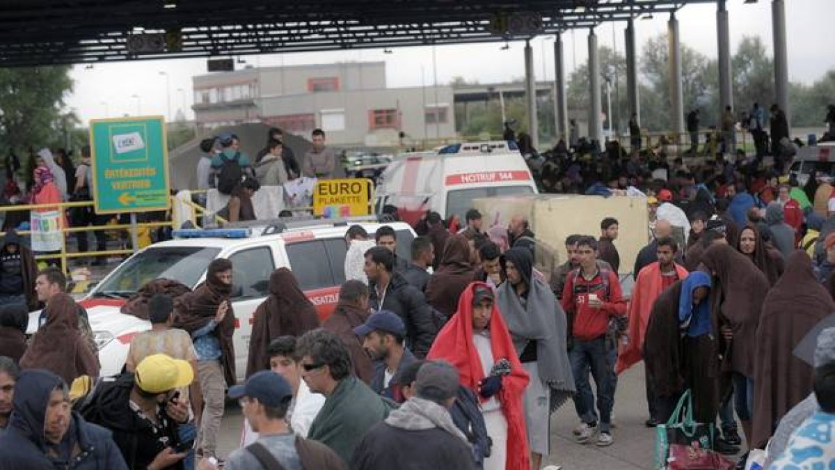 Los primeros refugiados han llegado en autobuses desde Hungría a Nickelsdorf, en la frontera de Austria.-EFE / HERBERT P. OCZERET