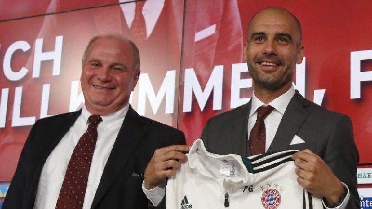 Uli Hoeness y Pep Guardiola, en la presentación del técnico con el Bayern, en el 2013.-AP / MATTHIAS SCHRADER