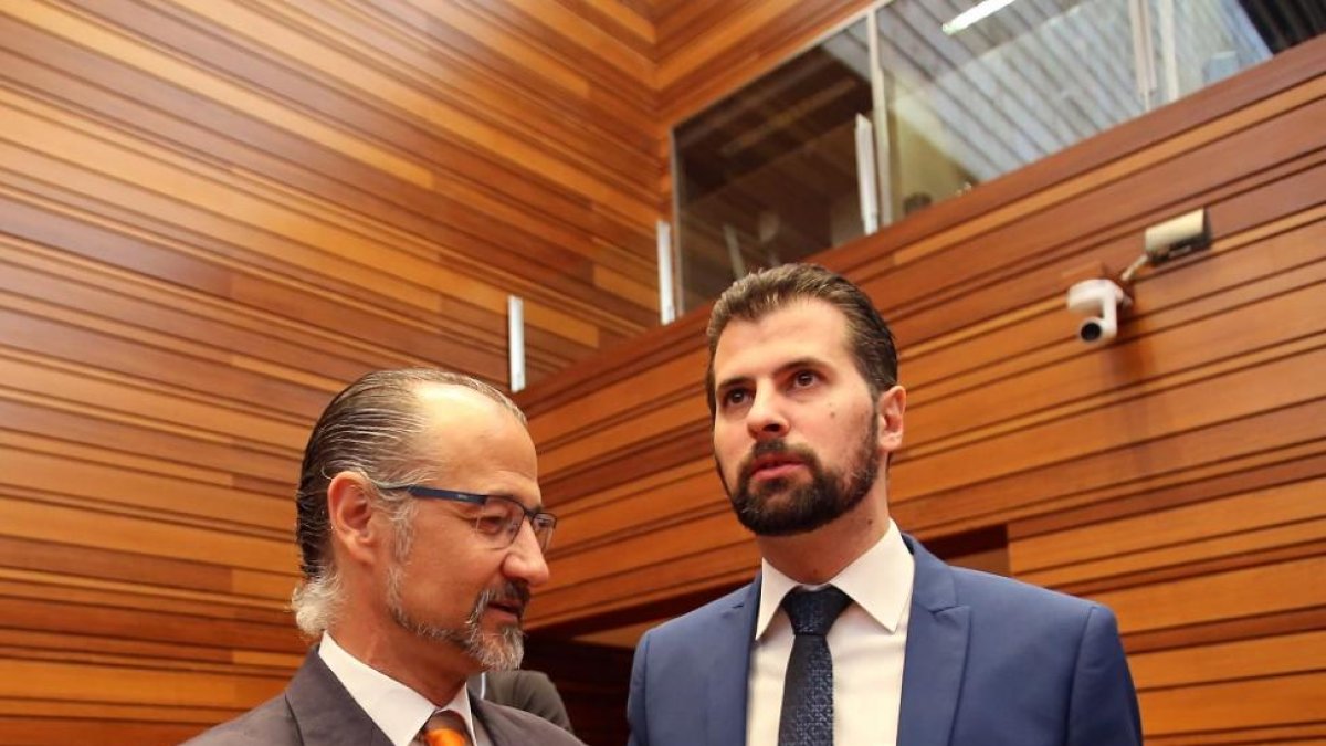 El portavoz socialista Luis Tudanca conversa con el portavoz de Ciudadanos, Luis Fuentes, en el debate del estado de la Comunidad el debate del estado de la Comunidad-ICAL
