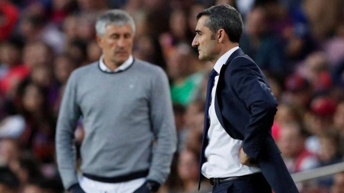 Ernesto Valverde y Quique Setién, durante el partido del domingo en el Camp Nou.-REUTERS / ALBERT GEA